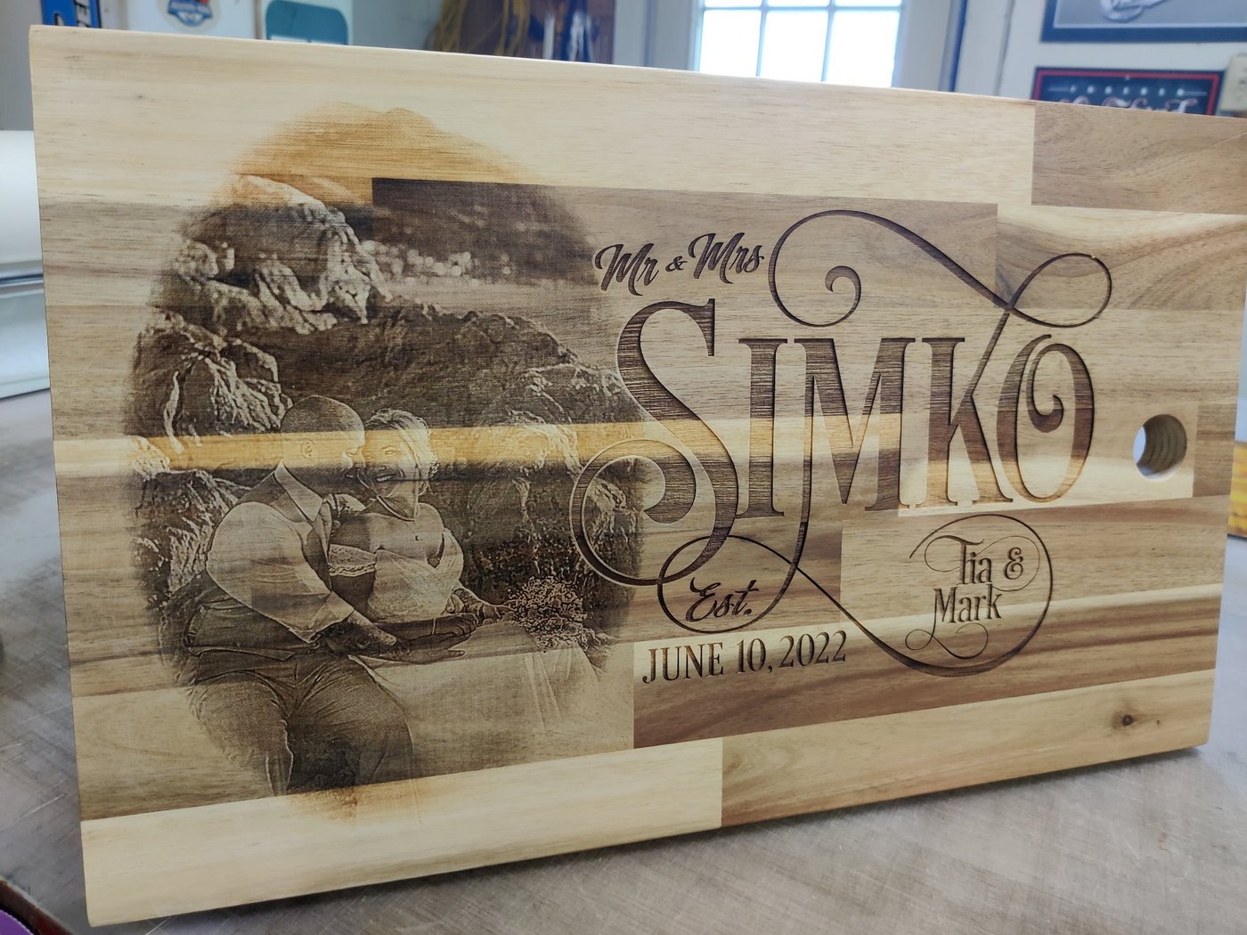Engraved cutting board — Wedding photo & family name